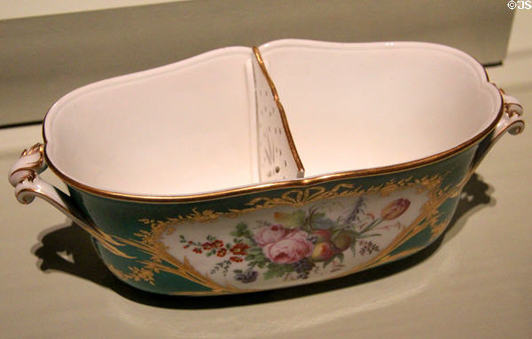 Sèvres porcelain bottle cooler (1763) by Jean-Baptiste Tandart & Antoine-Toussaint Cornailles at Gardiner Museum. Toronto, ON.