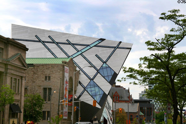 Glass & aluminum Chin Crystal (2007) envelops older stone structures of original Royal Ontario Museum. Toronto, ON.