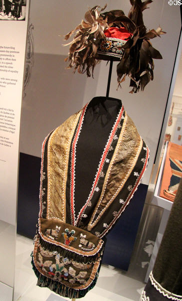 Ojibwe feather headdress & shoulder pouch with snakeskin strap (mid 19thC) at Royal Ontario Museum. Toronto, ON.