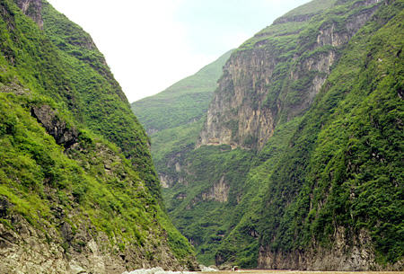 Yangtze (Yangtse) River's three small gorges. China.