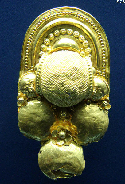 Greek or Italian gold jewelry (5th-4thC BCE) at Antikensammlungen. Munich, Germany.