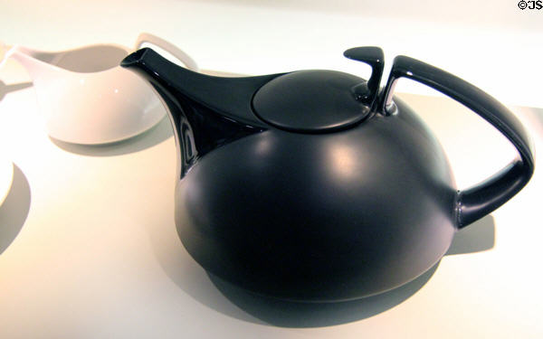TAC Gropius coffee pot & creamer (1969) by Walter Gropius & Louis McMillen for Rosenthal Porcelain at Deutsches Museum. Munich, Germany.