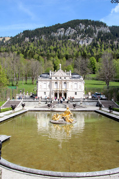 Pool with gilded fountain, Flora & Putti, in front of Linderhof Castle. Ettal, Germany.