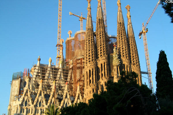 Templo de la Sagrada Familia (Holy Family Basilica) (started 1882 by Antoni Gau) (redesigned 1883 by Gaudí until he died 1926) still under construction (2011). Barcelona, Spain. Architect: Antoni Gaudí.