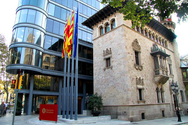 Casa Serra & Diputació de Barcelona addition (1988). Barcelona, Spain.