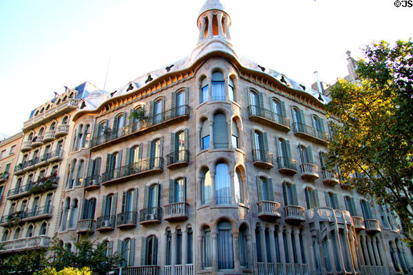 Casa Miguel Sayrach (1918) (Av. Diagonal 423-425). Barcelona, Spain. Style: Modernista. Architect: Manuel Sayrach i Carreras.