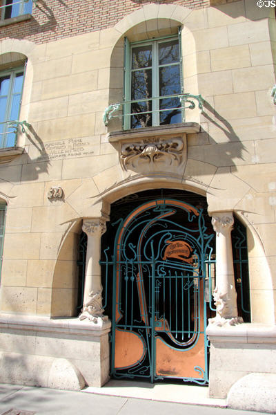 Entrance door at Castel Béranger Hector Guimard (1895-8) (12-14 rue Jean-de-La-Fontaine). Paris, France. Architect: Hector Guimard.
