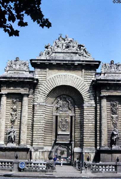 Porte de Paris monumental Arch (17thC) marks Louis XVI's capture of Lille. Lille, France.