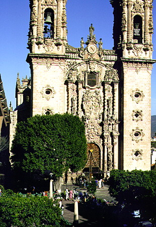 Taxco's zócalo & church of San Sebastian y Santa Prisca. Mexico.
