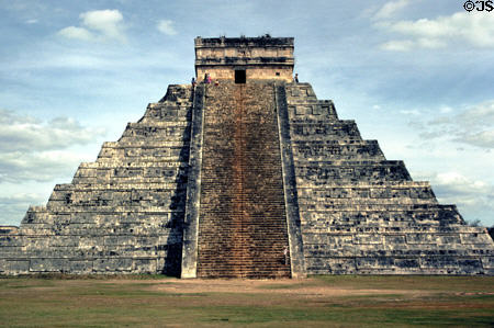 Pyramid of Kukulkán or El Castillo at Chichén Itzá. Mexico.