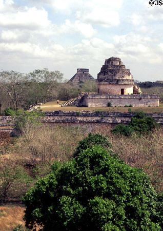 Looking north towards Caracol observatory & Pyramid of Kukulkán at Chichén Itzá. Mexico.