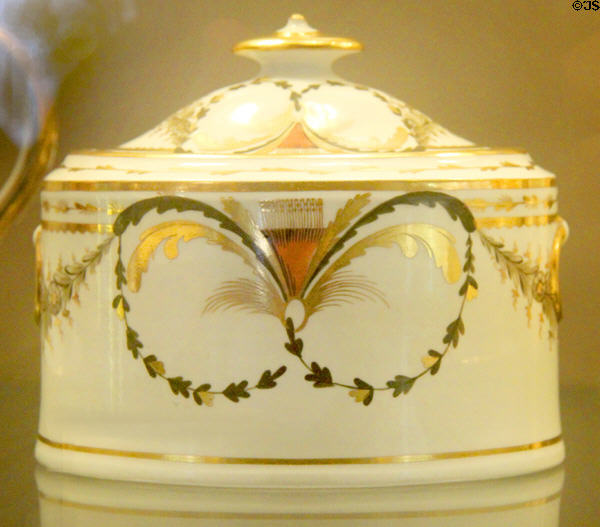 Sugar box & cover pattern 319 painted & gilded (c1805) by Spode at Potteries Museum & Art Gallery. Hanley, Stoke-on-Trent, England.