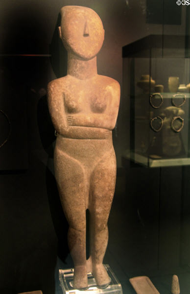 Cycladic female figure marble figurine Spedos-type (2700-2500 BCE) from Keros-Syros culture at British Museum. London, United Kingdom.