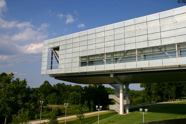 Cantilevered section of Clinton Presidential Library over parkland. Little Rock, AR.