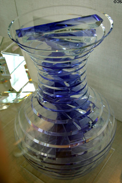 Plate glass White House Vase #1 by Sidney R. Hutter (1993) at Clinton Presidential Library. Little Rock, AR.