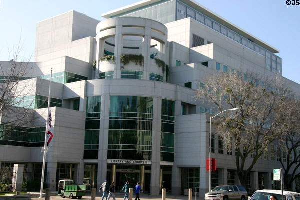 California State Library & Courts II building (1994) (900 N St.). Sacramento, CA.