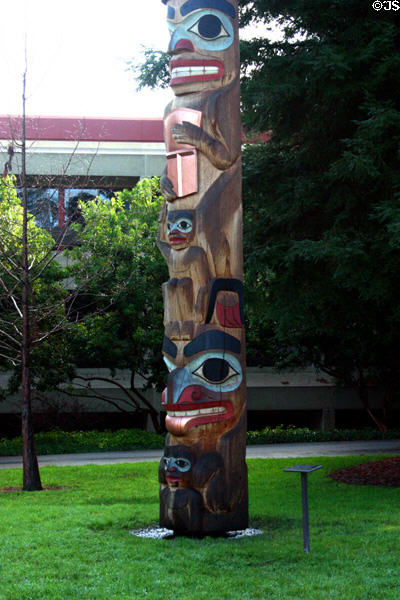 Stanford University totem pole by Don Yeomans of Prince Rupert, BC. Palo Alto, CA.