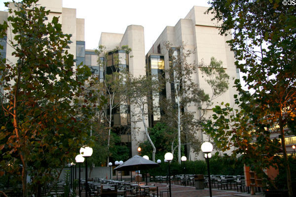 Paul D. Boyer Hall (Molecular Biology Institute) (1976) (611 Charles E. Young Dr.). Los Angeles, CA. Architect: Honnold, Reibsamen & Rex.