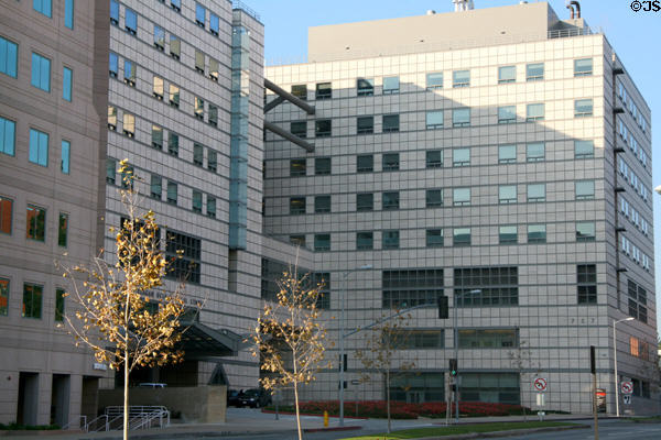 Ronald Reagan UCLA Medical Center (2008) (Westwood Plaza at Charles E. Young Dr.). Los Angeles, CA. Architect: I.M. Pei & C.C. Pei.