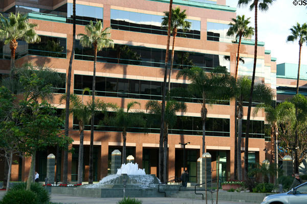 Wilshire Courtyard complex (1987) (6 floors) (5700-50 Wilshire Blvd.). Los Angeles, CA. Architect: McLarand, Vasquez & Partners.