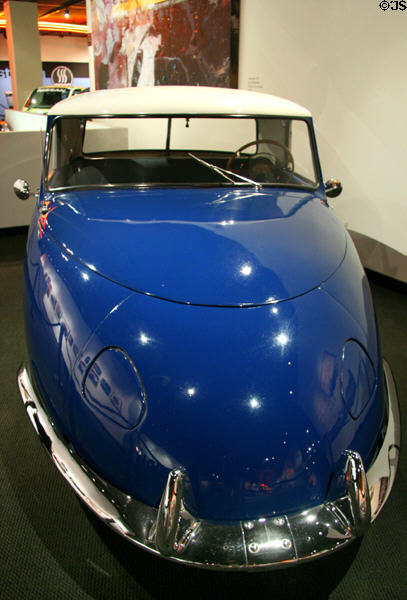 Davis 3-wheel Divan (1948) at Petersen Automotive Museum. Los Angeles, CA.