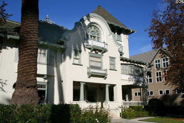Frasmus Wilson House (1916) (7 Chester Place). Los Angeles, CA. Style: Mission/Islamic. Architect: Dennis & Farwell.