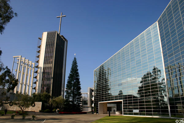 Crystal Cathedral (1980). Garden Grove, CA. Style: modern. Architect: Johnson/Burgee Architects.