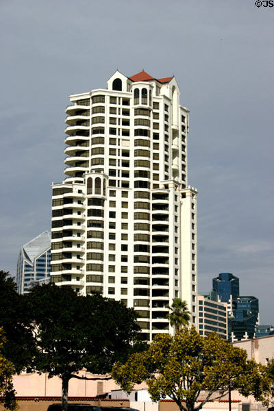 Park Place (2003) (30 floors) (700 W. Harbor Dr.). San Diego, CA. Architect: Dikeakos & Cotter.