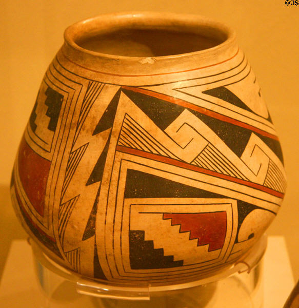 Mata Ortiz pottery jar (1350) from Casas Grandes at San Diego Museum of Man. San Diego, CA.