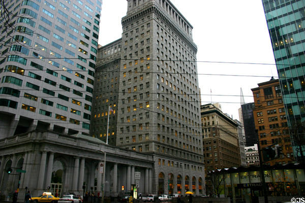 Former Chevron HQ (1922) (22 floors) (225 Bush St.) between Citicorp Center & One Bush Plaza. San Francisco, CA. Style: Florentine palace. Architect: George W. Kelham.