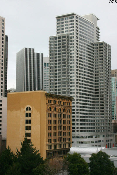 The Paramount (2002) (40 floors) (680 Mission Street at Third St.) at Yerba Buena Gardens. San Francisco, CA. Architect: Elkus / Manfredi Architects Ltd.