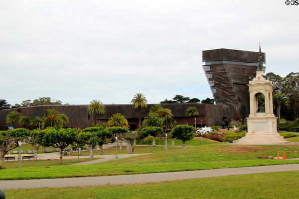 De Young Museum (2005) by Herzog & de Meuron + Fong & Chan Architects. San Francisco, CA.