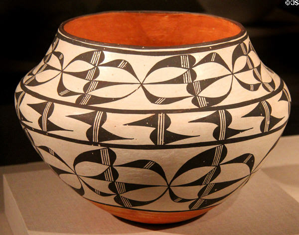 Acoma Pueblo earthenware storage jar (olla) (c1950) by Rose Chino of New Mexico at de Young Museum. San Francisco, CA.