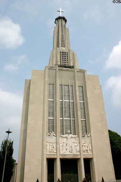 Hartford Cathedral of St. Joseph (1962) (Farmington Ave.) 76m 250ft. Hartford, CT. Architect: Eggers & Higgins.
