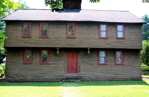Stanley-Whitman House Museum (1709-20) (37 High St.) a New England saltbox structure. Farmington, CT.