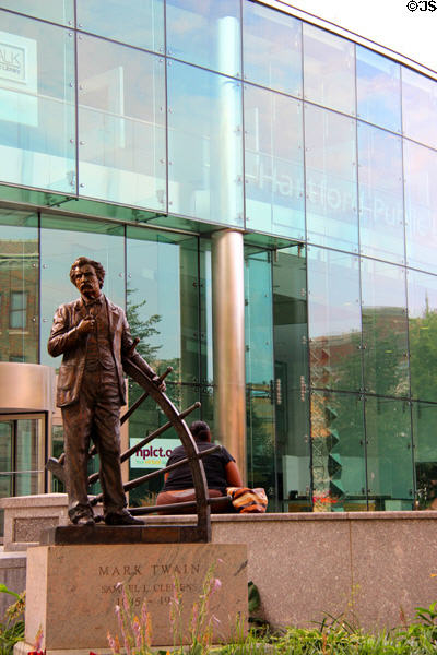 Statue of Mark Twain with Riverboat wheel at Hartford Public Library. Hartford, CT.