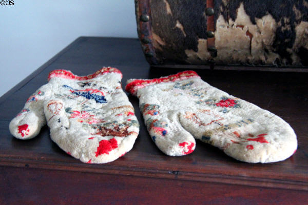 Mittens belonging to Nathan Hale's sister Joanna (1764-1838) at Nathan Hale Homestead Museum. Coventry, CT.