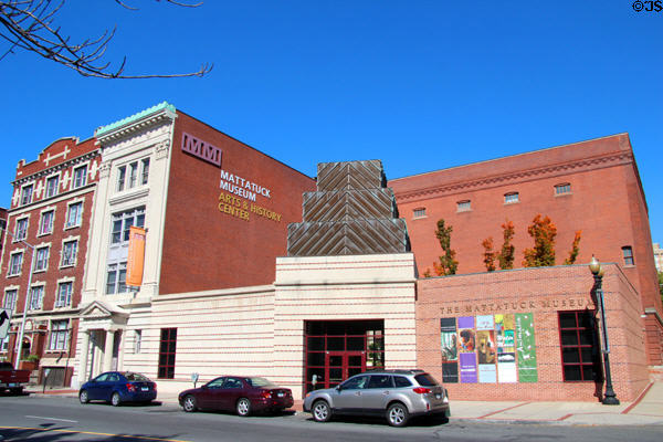 Mattatuck Museum (144 W Main St.) occupies former Masonic Temple (1912-14) & new building (1986). Waterbury, CT. Architect: Pelli Clarke Pelli.