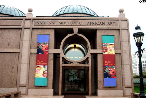Entrance of National Museum of African Art (1987). Washington, DC. Architect: I. Junzo Yoshimura, Jean-Paul Carlhian II & Richard Potter.