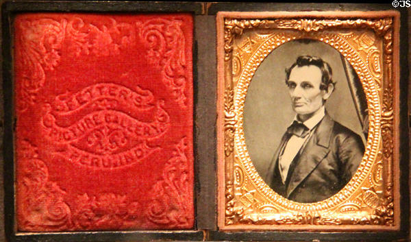 Abraham Lincoln photo (c1858-60) by unknown of Fetter's Picture Gallery at National Portrait Gallery. Washington, DC.