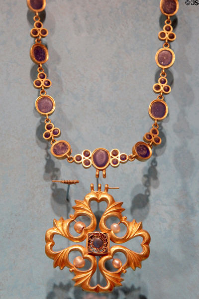Roman gold & glass necklace & pendant (2nd-3rd C) at Dumbarton Oaks Museum. Washington, DC.