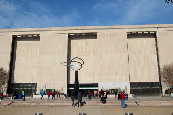 Smithsonian National Museum of American History (1980) on National Mall. Washington, DC. Architect: McKim Mead & White.