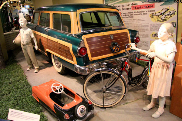 Ford Country Squire station wagon (1955) at National Museum of American History. Washington, DC.