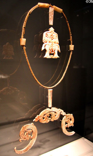 Chinese jade pendants & gold chain (c475-221 BCE) at Smithsonian Freer Gallery of Art. Washington, DC.