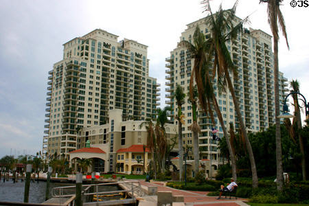 The Symphony complex (2005) (22 floors) (600 West Las Olas Blvd.). Fort Lauderdale, FL. Architect: Cohen, Freedman, Encinosa & Assoc. Architects.