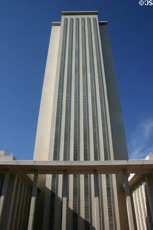 State Capitol Tower (1977) (23 floors). Tallahassee, FL. Architect: Edward Durell Stone.