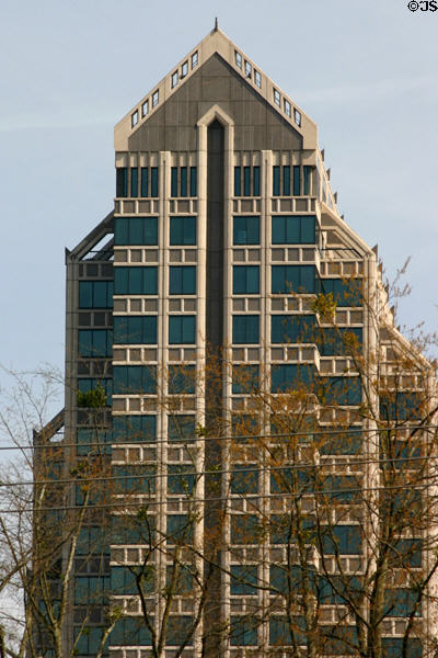 One Buckhead Plaza (1988) (3060 Peachtree Road NW) (19 floors). Atlanta, GA. Architect: Thompson, Ventulett, Stainback & Assoc..