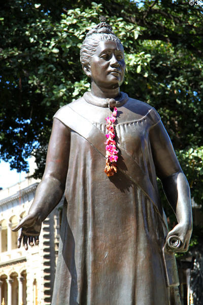 Statue of Queen LiLi'uoka Lani (1980) by Marianna Pineda between 'lolani Palace & Hawaii State Capitol. Honolulu, HI.