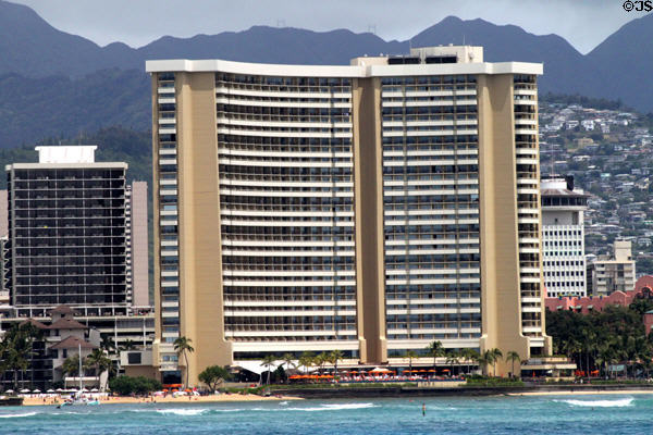 Sheraton Waikiki Hotel (1968) (29 floors) (2255 Kalakaua Ave.). Waikiki, HI. Architect: Wimberly Allison Tong & Goo.