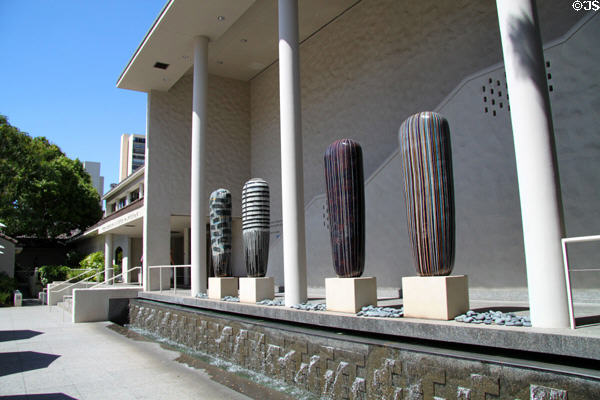 Henry R. Luce Pavilion Complex modern art wing (2000) of Honolulu Academy of Arts with sculptures (2001) by Jun Kaneko. Honolulu, HI. Architect: John Hara.